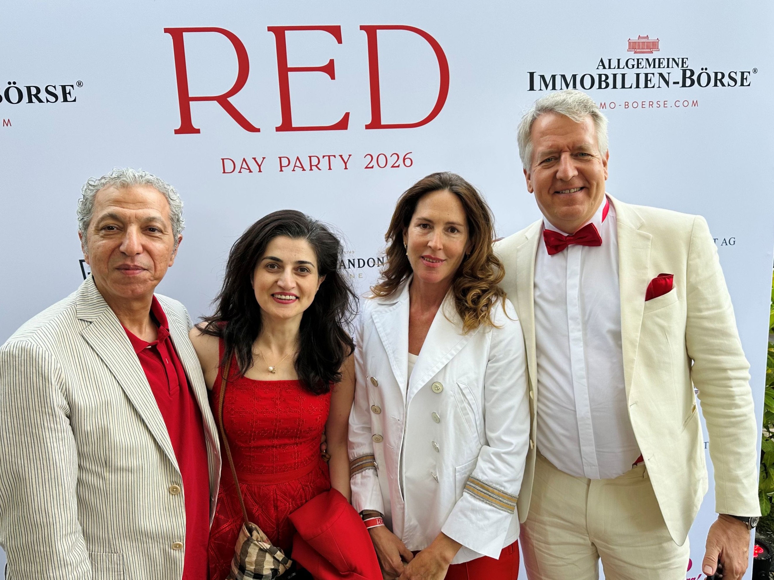 v.l.: Prof. Dr. Khalil Dindarian mit Ehefrau Azadeh, Judith Boether und Markus Knick bei der RED Day Party 2026 am Wannsee | BERLINboxx